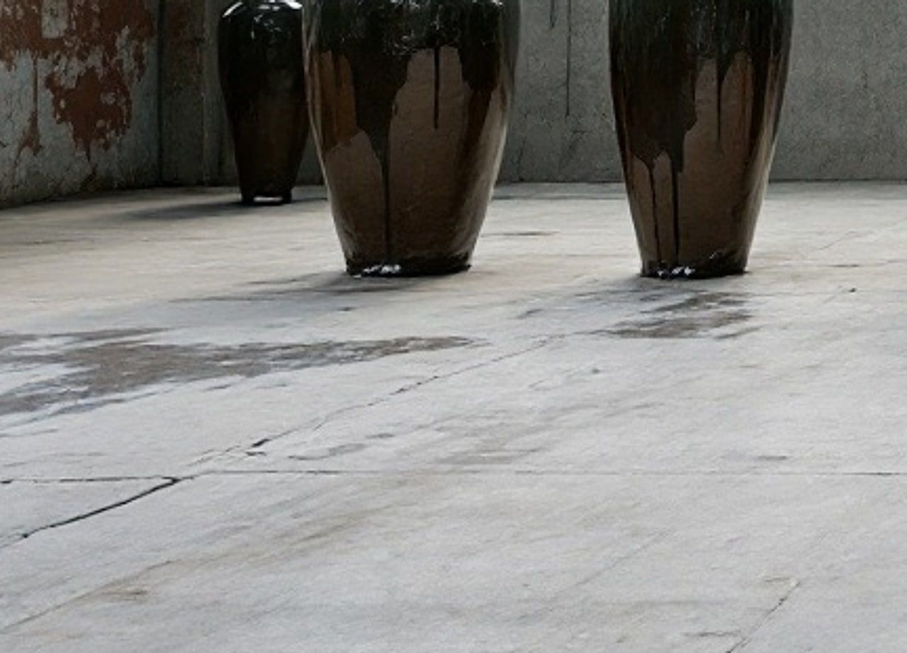 Detail, pooled glaze at the foot