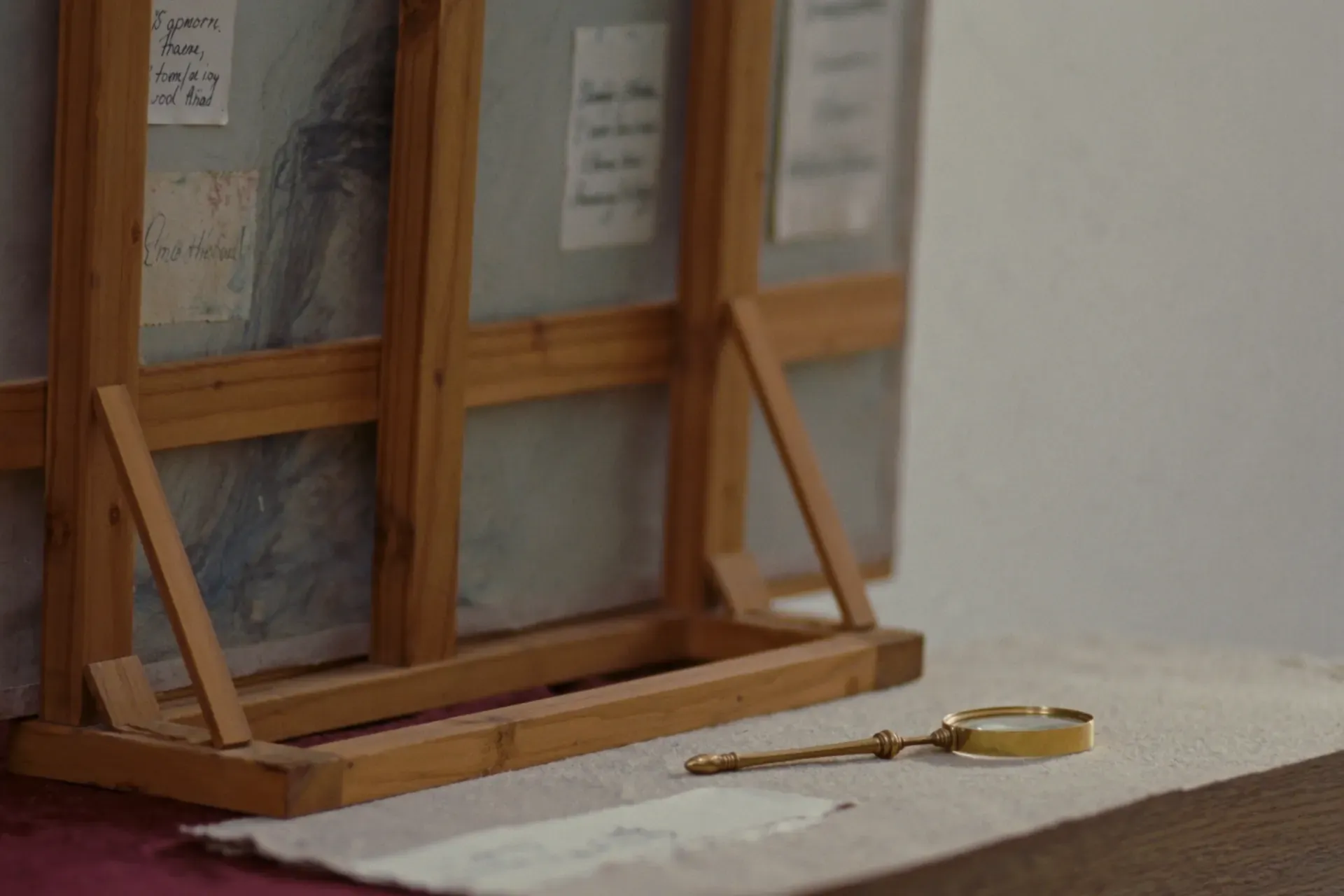Oude documenten op een houten standaard met een loep
